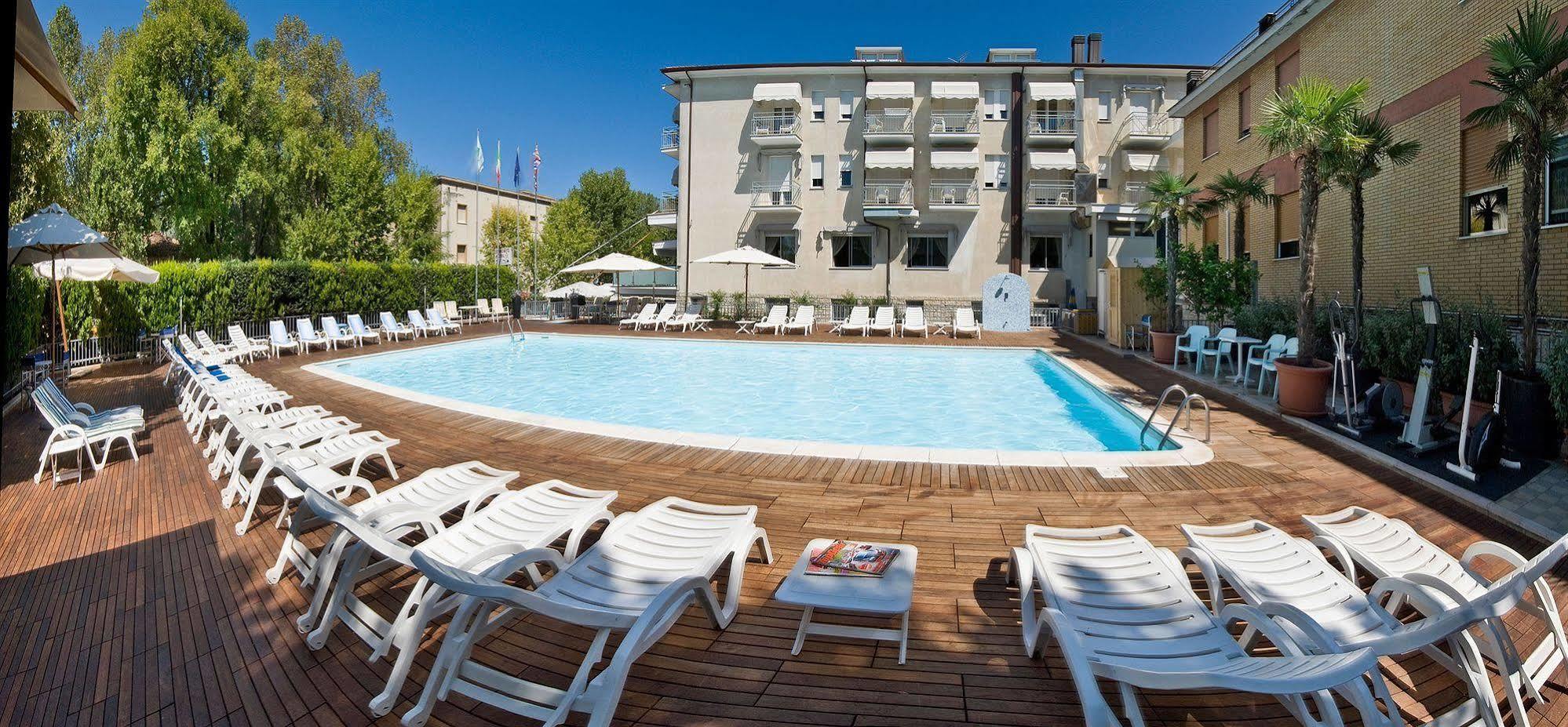 Hotel St. Moritz بيلاريا-إيجيا مارينا المظهر الخارجي الصورة
